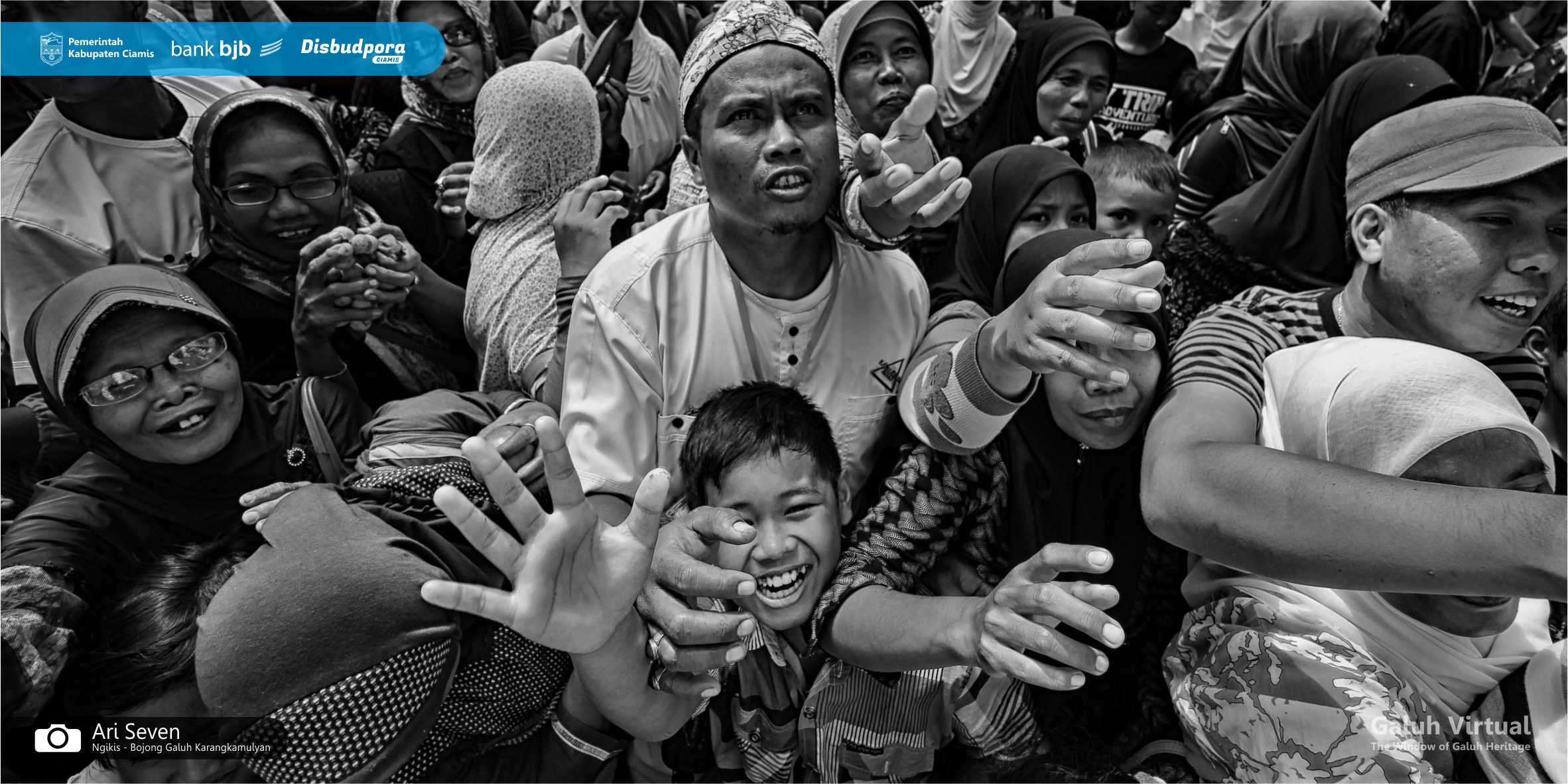 Masyarakat Karangkamulyan saat berebut gunungan Ngikis.